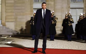 epa11185014 Paris Saint Germain's soccer player Kylian Mbappe arrives at the Elysee Palace for an official dinner on the sidelines of the state visit of Qatari Emir Sheikh Tamim bin Hamad Al-Thani in Paris, France, 27 February 2024.  EPA/YOAN VALAT