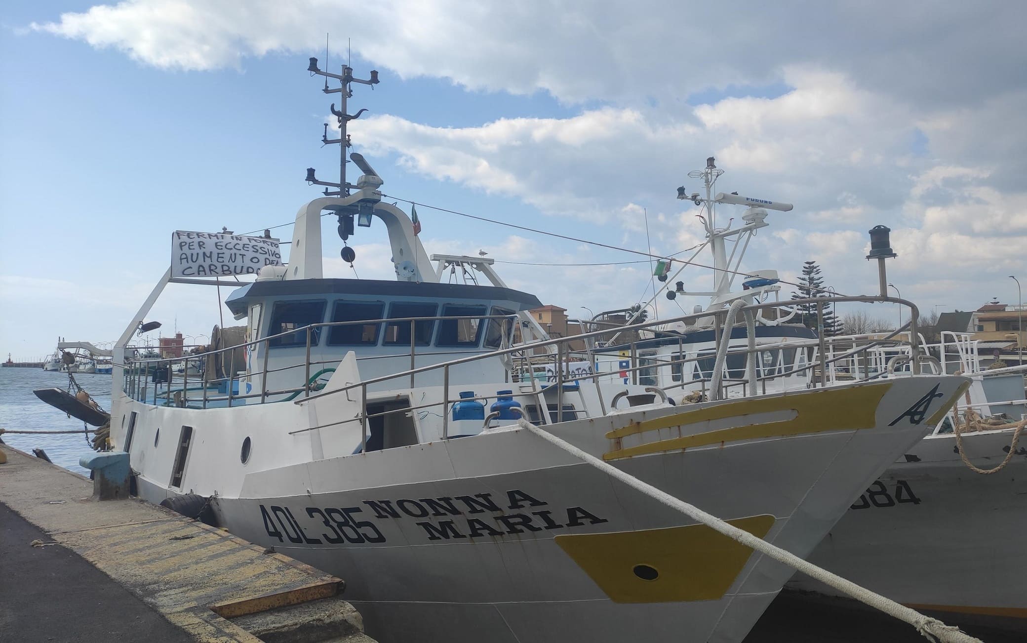 Contro il caro gasolio, anche la flotta peschereccia di Fiumicino, prima marineria regionale per quantitativo di pescato e la seconda per numero di imbarcazioni dopo Anzio, non è uscita in mare e così sarà anche nei prossimi giorni "se non arriveranno notizie positive per la nostra categoria", riferiscono i rappresentanti della città portuale, 07 marzo 2022. Fermi all'ormeggio nel porto canale 26 pescherecci e 30 imbarcazioni di piccola pesca. Una decisione che arriva dopo che l'Associazione produttori Pesca, dopo un'assemblea a Civitanova Marche, ha deciso lo sciopero generale delle marinerie italiane.
ANSA/ TELENEWS