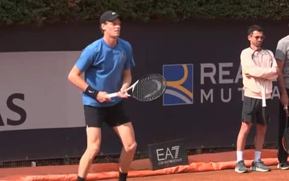 https://static.sky.it/editorialimages/54f42bc8c71a17b4d035b6b5fa88eb14c07b0702/skysport/it/tennis/video/2025/05/14/sinner-allenamento-atp-roma-oggi-video/sinner_screen_7.jpg?im=Resize,width=565