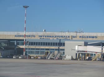 aeroporto palermo ANSA/RUGGERO FARKAS