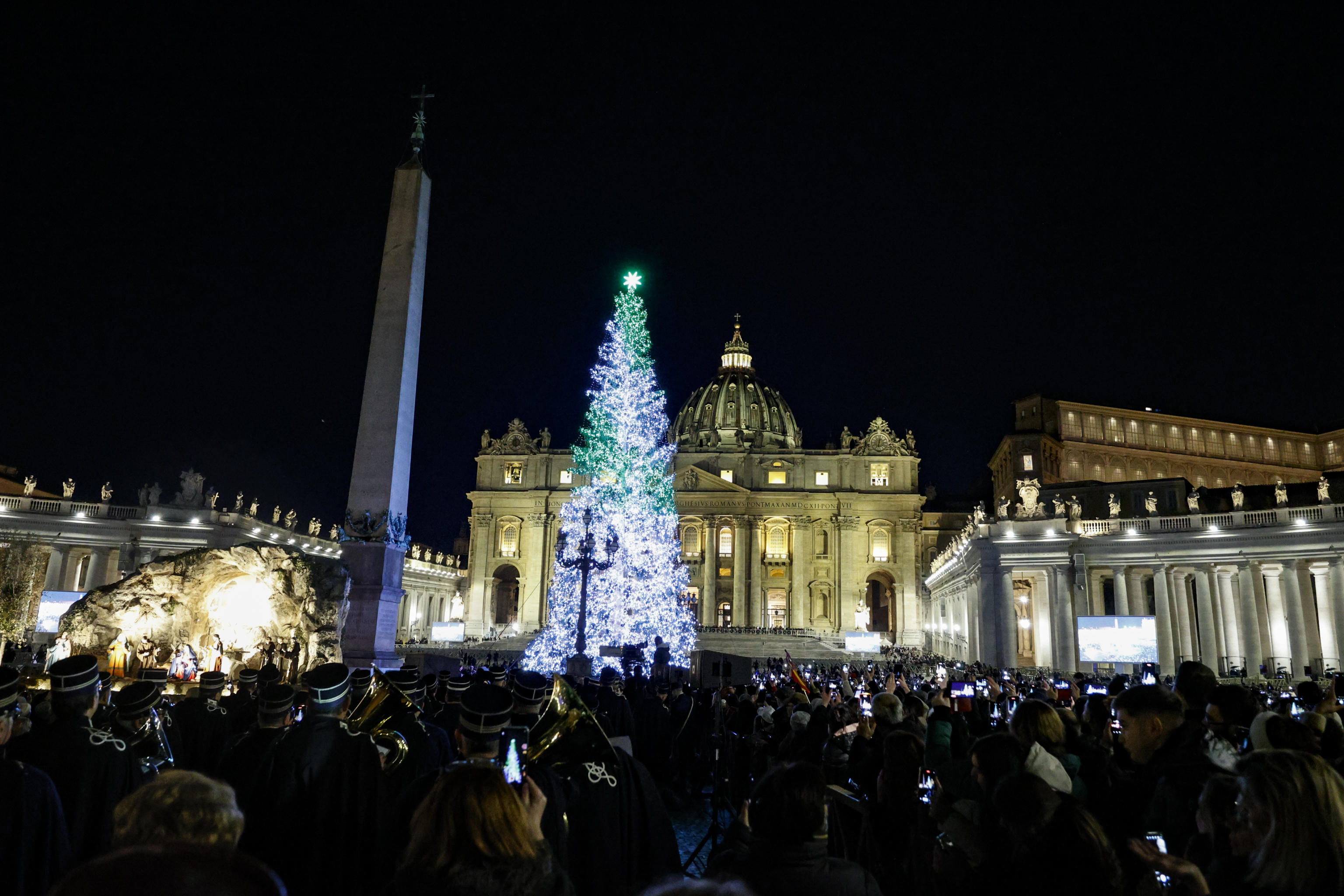 Vaticano, accesi l'albero e il presepe in piazza San Pietro. FOTO Sky