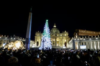 Inaugurazione del presepe e dell'albero di Natale in Piazza San Pietro, Citta' del Vaticano, 9 dicembre 2023. ANSA/FABIO FRUSTACI ---------------------------------- A view of St. Peter's Square following the Christmas tree and nativity scene lighting ceremony at the Vatican, 09 December 2023. ANSA/FABIO FRUSTACI