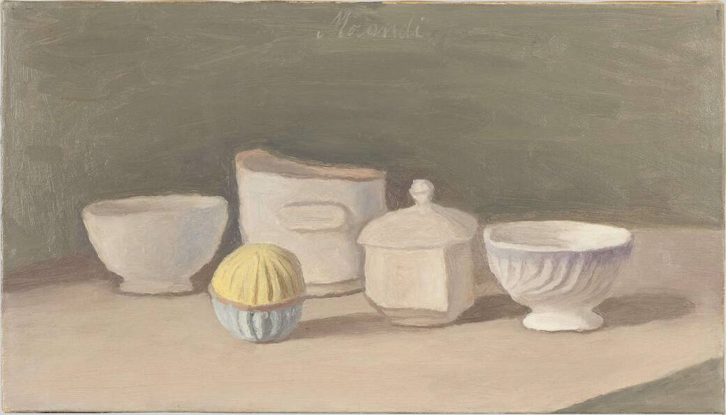 Giorgio Morandi, Natura morta, 1944, olio su tela, 30,5 x 53 cm. Collection du Centre Pompidou, Mnam/Cci, Paris, Achat en 1976 © Adagp, Paris, 2026