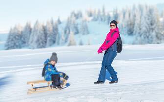 Mamma e bimbo sulla neve