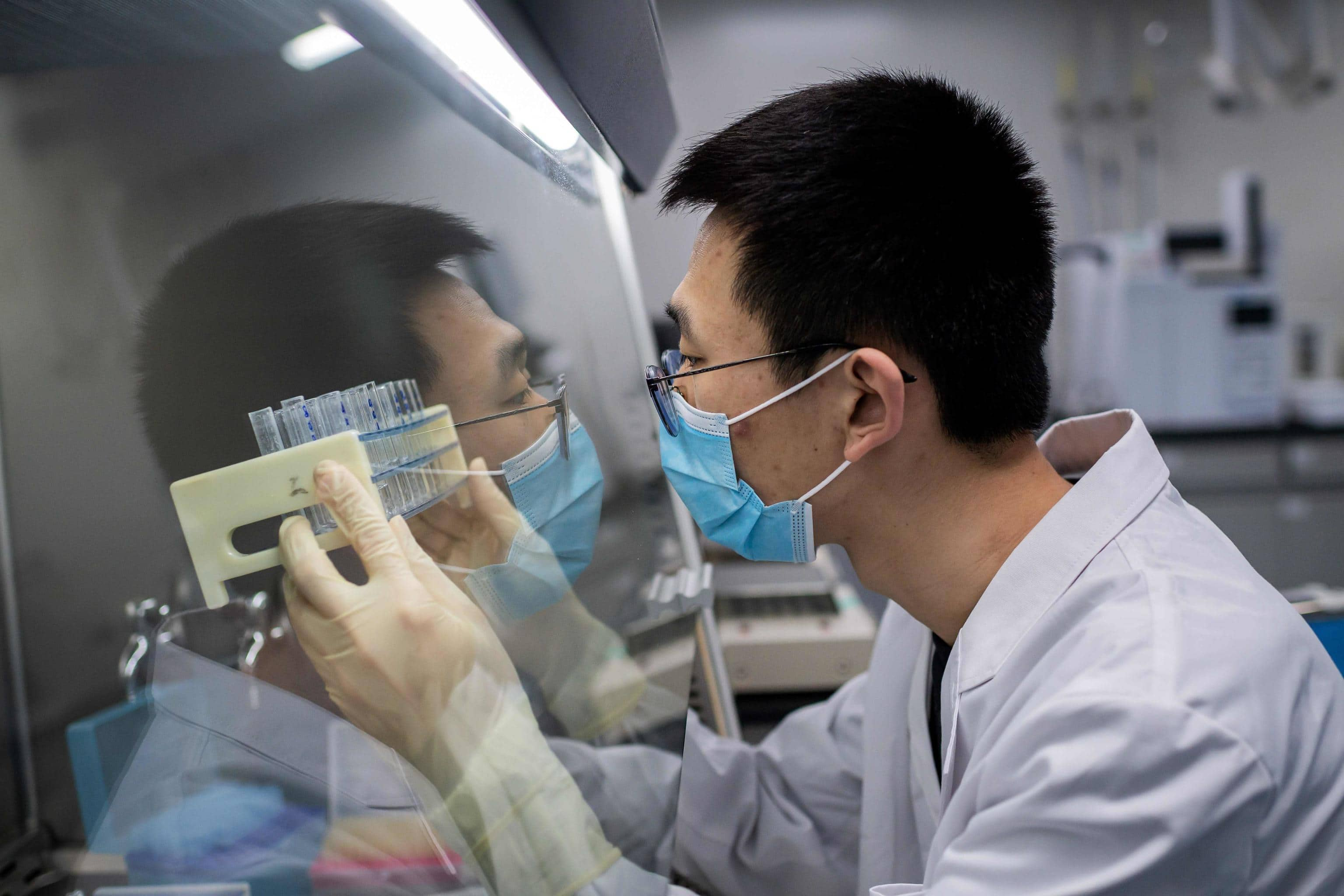 TOPSHOT - In this picture taken on April 29, 2020, an engineer works at the Quality Control Laboratory on an experimental vaccine for the COVID-19 coronavirus at the Sinovac Biotech facilities in Beijing. - Sinovac Biotech, which is conducting one of the four clinical trials that have been authorised in China, has claimed great progress in its research and promising results among monkeys. (Photo by NICOLAS ASFOURI / AFP) / TO GO WITH Health-virus-China-vaccine,FOCUS by Patrick Baert