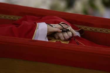 Un rosario tra le mani e l’anello d’argento
