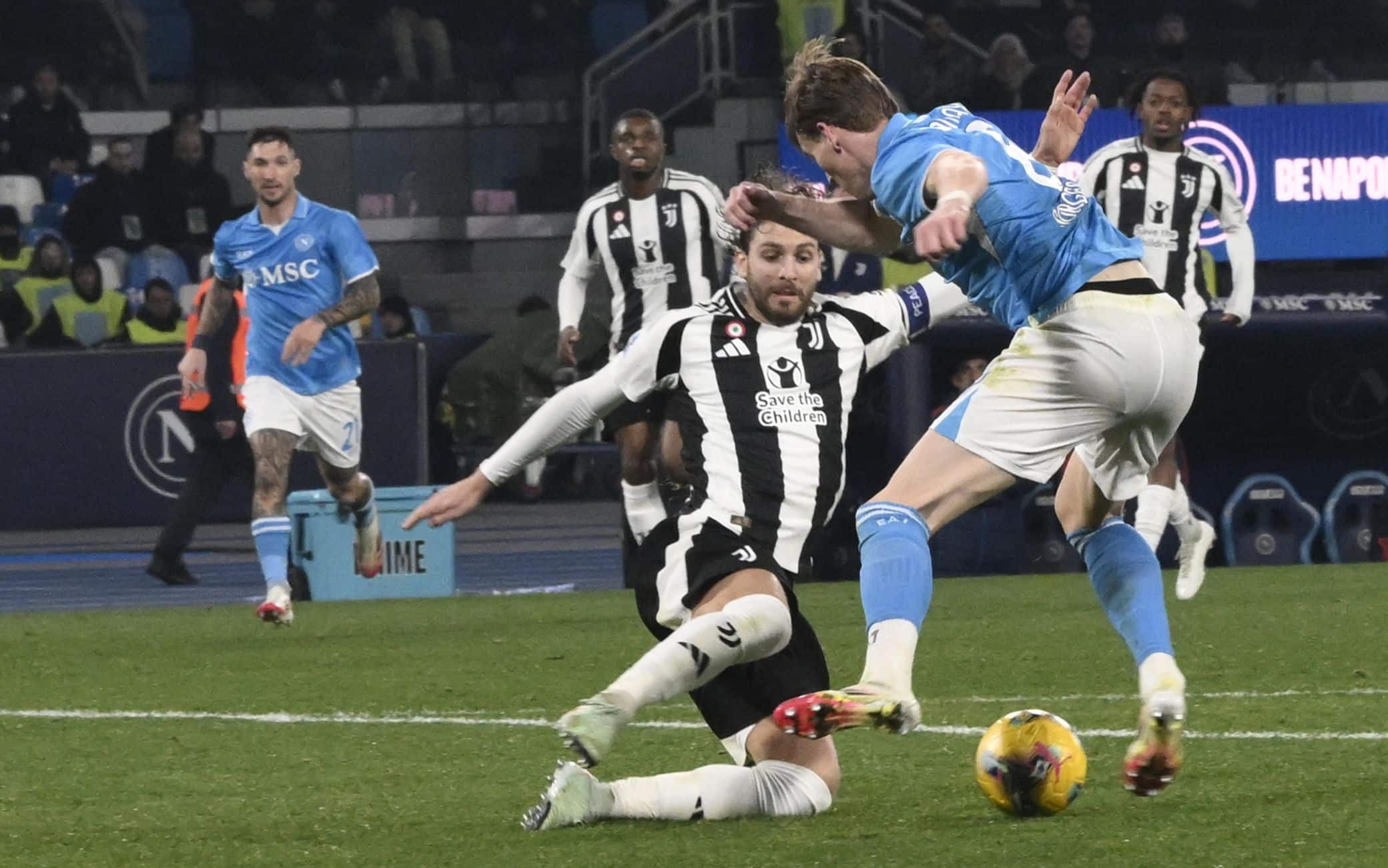 68' - Lukaku innesca McTominay in area con un filtrante preciso: lo scozzese sterza verso il centro e viene travolto da Locatelli in scivolata. Chiffi non ha avuto dubbi. 