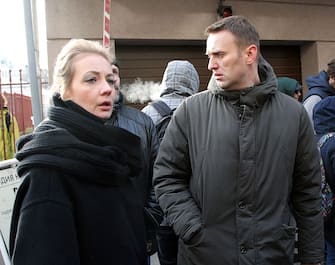MOSCOW, RUSSIA - FEBRUARY 21: Russian opposition leader Alexei Navalny and his wife Yulia (L) stand outside of Zamoskvoretsky District Court during an unsanctioned protest rally on February 21, 2014 in Moscow, Russia. A Russian court has convicted 9 people for their participation in a May 6, 2012 Bolotnaya Square protest against Vladimir Putin. Moscow's Zamoskoretsky District court has began to deliver its verdict today while outside the court building police detained about 200 people who came to support the defendants. (Photo by Sasha Mordovets/Getty Images)