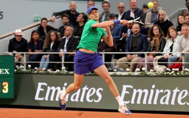 epa12137460 Jannik Sinner of Italy plays a forehand during his Men's 1st round match against Arthur Rinderknech of France at the French Open Grand Slam tennis tournament at Roland Garros in Paris, France, 26 May 2025.  EPA/TERESA SUAREZ