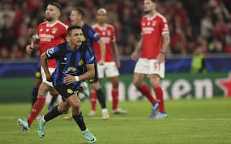 epa11002527 Inter Milan's Alexis Sanchez celebrates after scoring the 3-3 goal during the UEFA Champions League group stage soccer match between SL Benfica and Inter Milan in Lisbon, Portugal, 29 November 2023.  EPA/ANTONIO COTRIM