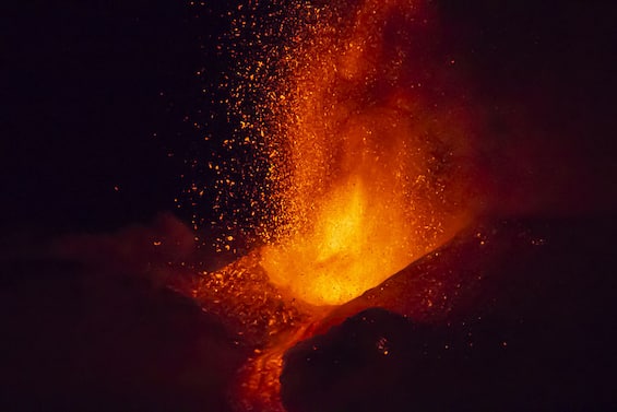etna eruzione con colata lavica a quota 3mila metri allerta arancione per aerei in volo