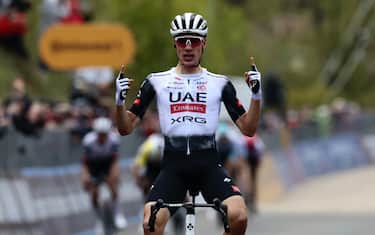 UAE Team Emirates XRG's Spanish rider Juan Ayuso celebrates after victory as he crosses the finish of the 7th stage of the 108th Giro d'Italia cycling race 168kms from Castel di Sangro to Tagliacozzo on May 16, 2025. (Photo by Luca Bettini / AFP)