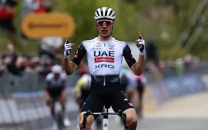 UAE Team Emirates XRG's Spanish rider Juan Ayuso celebrates after victory as he crosses the finish of the 7th stage of the 108th Giro d'Italia cycling race 168kms from Castel di Sangro to Tagliacozzo on May 16, 2025. (Photo by Luca Bettini / AFP)