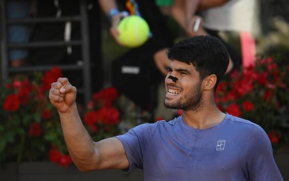 https://static.sky.it/editorialimages/554842e8cca7d34ba30c8e734c216c7e392417c1/skysport/it/tennis/video/2025/05/16/alcaraz-atp-roma-intervista-video/alcaraz_atp_semifinale_roma_ansa.jpg?im=Resize,width=565