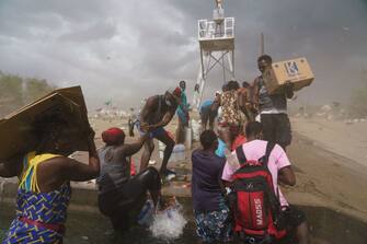 Gli Stati Uniti sono pronti ad accelerare, con trasferimenti aerei, i rimpatri dei migranti in Texas, dove un gruppo di quasi 10.000, persone, per lo più haitiani, è accampato sotto un ponte al confine