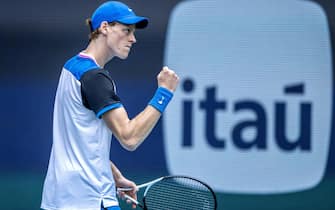 epa11241797 Jannik Sinner of Italy gestures during his match against Tallon Griekspoor of the Netherlands during their round of 32 men's singles match at the 2024 Miami Open tennis tournament, in Miami, Florida, USA, 24 March 2024.  EPA/CRISTOBAL HERRERA-ULASHKEVICH