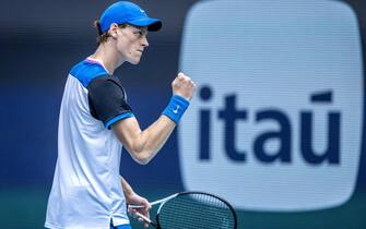 epa11241797 Jannik Sinner of Italy gestures during his match against Tallon Griekspoor of the Netherlands during their round of 32 men's singles match at the 2024 Miami Open tennis tournament, in Miami, Florida, USA, 24 March 2024.  EPA/CRISTOBAL HERRERA-ULASHKEVICH