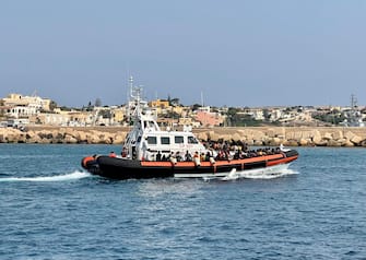 Una motovedetta della capitaneria con a bordo oltre cento persone recuperate in mare, Lampedusa, 25 agosto 2023.
ANSA/ ELIO DESIDERIO