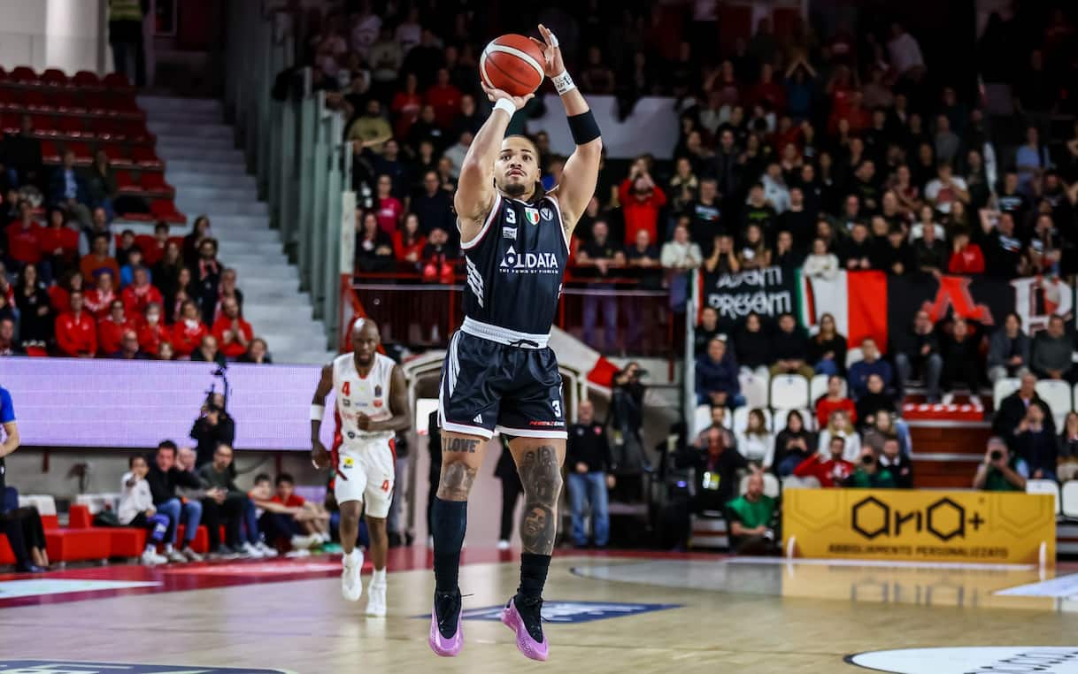https://static.sky.it/editorialimages/5584328777c2adcfac9bb5023d9f7c760d31ce54/skysport/it/basket/2025/11/17/treviso-virtus-bologna-lega-basket-risultato/Carsen_Edwards_Ciamillo-Castoria_Virtus_Bologna.jpg?im=Resize,width=1218