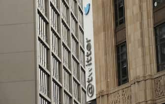 epa10766839 The iconic vertical Twitter sign and blue bird logo at the company’s headquarters in San Francisco, California, USA, 24 July 2023. Work was underway to alter Twitter signs after Twitter owner Elon Musk annouced the rebranding of the social media platorm to X but was halted after San Francisco police responded to a call from building security that the signs were being stolen. A San Francisco police spokesperson stated that Twitter had a work order to take the sign down but didn’t communicate that to security and the property owner of the building.  EPA/JOHN G. MABANGLO