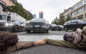 Milano - Gli attivisti di Ultima Generazione bloccano il traffico