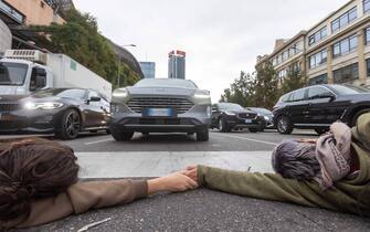 Foto Stefano Porta/LaPresse 16-10-2023 Milano, Italia - Cronaca - Gli attivisti di Ultima Generazione bloccano il traffico all’incrocio fra Viale Scarampo e Via Colleoni

October 16, 2023 Milan, Italy - News - Gli attivisti di Ultima Generazione bloccano il traffico all'incrocio tra Viale Scarampo e Via Colleoni