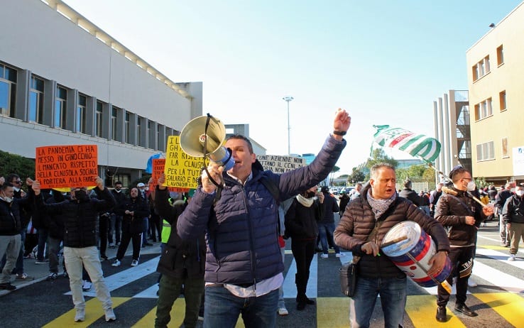 Circa 150 lavoratori di società di handling e pulizie di bordo partecipano ad un presidio presso il piazzale Almerico Da Schio antistante la Palazzina Alitalia Rpu nell'aeroporto di Fiumicino, indetto dai Dipartimenti regionali Filt Cgil, Fit Cisl, Uil Trasporti e Ugl Trasporto aereo, 22 febbraio 2022. ANSA/TELENEWS