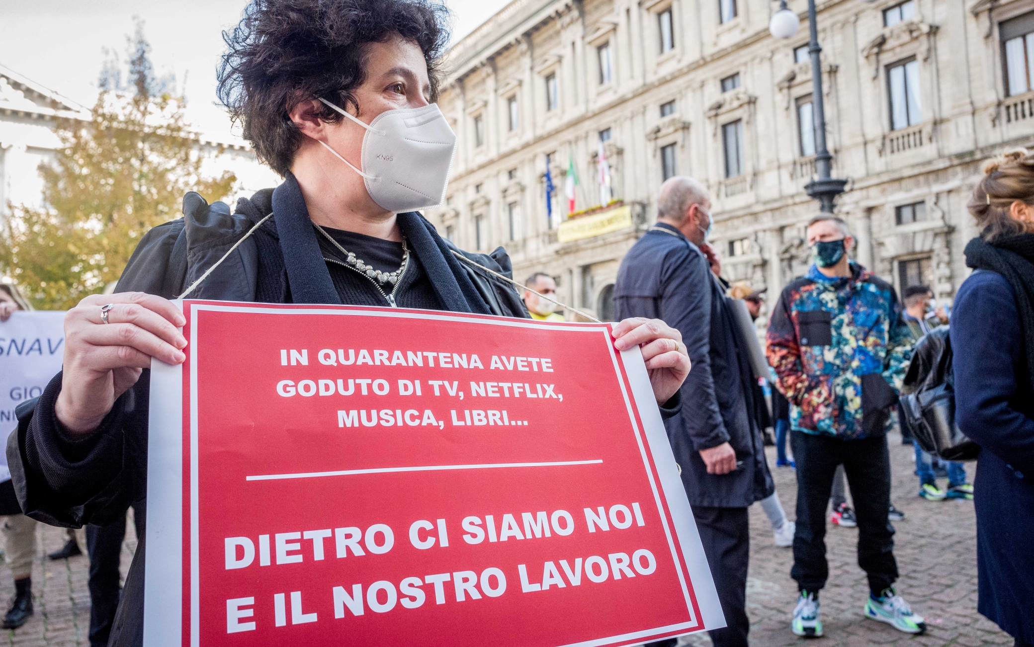 Milano. Manifestazione in Piazza Scala dei lavoratori dello spettacolo indetta da SLC CGIL contro le restrizioni per contenere il COVID-19 con la presenza del Sindaco