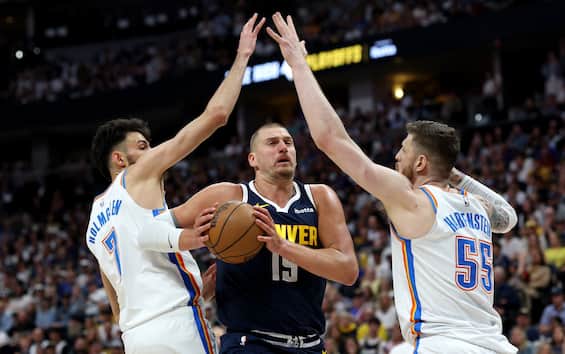 https://static.sky.it/editorialimages/55b2adc6eec2ed20469627f431bfbd58090fe765/skysport/it/nba/video/2025/05/11/playoff-nba-denver-okc-gara-4-quarto-record-negativo/jokic_getty_denver_okc.jpg?im=Resize,width=565