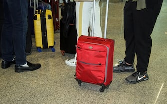 Enac:niente bagagli nelle cappelliere degli aerei. Nella foto viaggiatori con trolley in partenza dall'aeroporto
di Fiumicino
