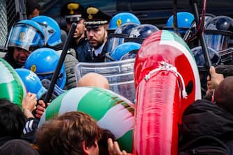 Un momento di tensione tra il corteo studentesco contro il G7 dei ministri degli esteri e in solidarietà con il popolo palestinese.  Napoli 19 Aprile 2024. ANSA/CESARE ABBATE
