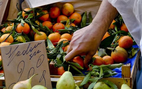 Un mercatino rionale in zona Chaia a Napoli.  Dai  dati  Istat diffusi oggi risulta che si allentano le tensioni sui prezzi dei prodotti di largo consumo: i prezzi dei beni alimentari, per la cura della casa e della persona (il carrello della spesa) rallentano a ottobre dal +1,5% di settembre all'1%. 31 ottobre 2018 ANSA / CIRO FUSCO