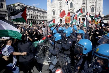 In occasione della Festa della Liberazione, scontri e tensione con la polizia alla manifestazione del Coordinamento per la Pace "Viva la repubblica antifascista" a Milano, 25 aprile 2024.ANSA/MOURAD BALTI TOUATI