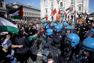 In occasione della Festa della Liberazione, scontri e tensione con la polizia alla manifestazione del Coordinamento per la Pace "Viva la repubblica antifascista" a Milano, 25 aprile 2024.ANSA/MOURAD BALTI TOUATI