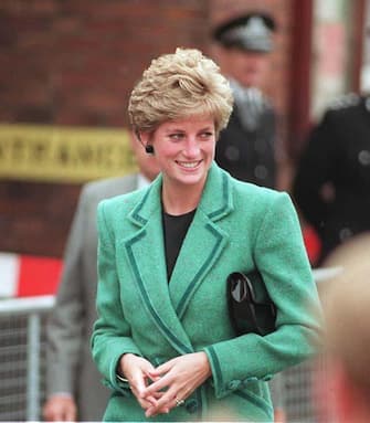 (KIKA) - LONDRA - Sono passati 20 anni da quel 31 agosto 1997 in cui Lady Diana morÃ¬ in un incidente automobilistico sotto il ponte de l&#39;Alma, a Parigi. La sua scomparsa ha lasciato un vuoto incolmabile nel cuore dei figli William e Harry e dei sudditi britannici, per i quali era la People&#39;s Princess, la principessa del popolo, come la definÃ¬ l&#39;allora premier Tony Blair.Guarda anche: Harry e William parlano a Kate di Lady DianaAppartenente alla piÃ¹ antica nobiltÃ  britannica, Diana Spencer entrÃ² giovanissima a far parte della famiglia reale sposando il principe Carlo. Sembrava una favola, ma si rivelÃ² presto un incubo: i continui tradimenti del marito con l&#39;amante di sempre, Camilla Parker-Bowles, e l&#39;ostilitÃ  della famiglia reale la trasformarono nella â  principessa tristeâ  . Solo l&#39;amore dei suoi figli e l&#39;impegno nel sociale, a favore dei bambini e contro le mine antiuomo, riuscivano a renderla felice e soddisfatta di sÃ©.Guarda anche: Kate Middleton e Lady Diana, lo stile Ã¨ lo stessoA distanza di 20 anni, nuove rivelazioni mostrano la solitudine in cui la principessa Ã¨ vissuta a corte e soprattutto tra le mura domestiche. L&#39;amore dei suoi sudditi perÃ², Ã¨ rimasto intatto.Rivivi la sua storia in questa gallery[galleria]GUARDA ANCHE:[video mp4=http://www.kikapress.com/kikavideo/mp4/kikavideo_196101.mp4 id=196101]

