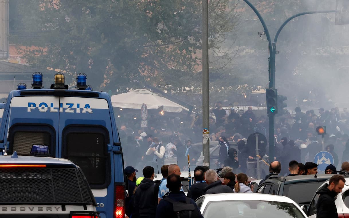 Udine, scontri tra gli ultras del Bologna e le forze dell
