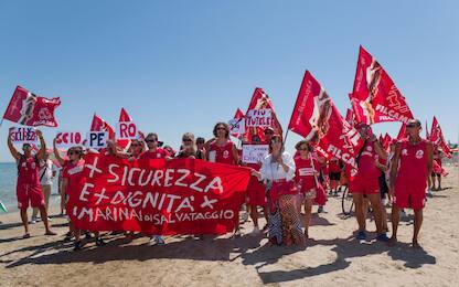 Sciopero simbolico dei bagnini oggi lungo il litorale della provincia di Rimini, dove i lavoratori del servizio di salvataggio hanno protestato per chiedere condizioni lavorative più eque. Al centro della mobilitazione, la richiesta di turni più sostenibili, nuove assunzioni e un servizio di salvataggio strutturato in maniera più sicura ed efficiente.

La protesta, indetta nel pieno della stagione estiva, non ha comportato interruzioni del servizio: grazie alla precettazione disposta dalla Prefettura, i bagnini hanno comunque garantito la sorveglianza in torretta, mentre la manifestazione si è svolta in forma ordinata.

Il corteo è partito intorno alle 12.30 dalla zona dei bagni 36-37 di Rimini, snodandosi lungo il litorale fino a raggiungere il piazzale Boscovich. Nessun disagio segnalato per i turisti presenti in spiaggia. Rimini, 9 agosto 2025. ANSA/Ph Dorin Mihai, Pasquale Bove

____

EN:

Italy: Rimini lifeguards hold symbolic strike, no impact on beach safety. Prefect orders mandatory service

RIMINI, Italy, Aug 9 (ANSA) – Lifeguards along Rimini’s coastline staged a symbolic strike on Saturday to protest working conditions during the peak summer season. The workers are demanding more manageable shift schedules, additional personnel, and improved safety protocols for rescue operations.

Despite the strike announcement, no disruption to beach safety was reported. Under an order issued by the Prefect, lifeguards were required to remain at their posts, ensuring continuous coverage of the shoreline.

The demonstration, which unfolded without incident, included a peaceful march beginning at 12:30 p.m. near Rimini bathing areas 36–37 and proceeding along the seafront to Piazzale Boscovich. Tourists and beachgoers were largely unaffected. Rimini (Italy) august 9 2025, ANSA/Ph Dorin Mihai, Pasquale Bove