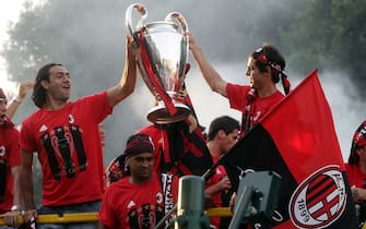 I giocatori del Milan Alessandro Nesta (s) e Kaka' mostrano la Coppa dei Campioni dal pulman che stà attraversando la città. ANSA/MATTEO BAZZI 
