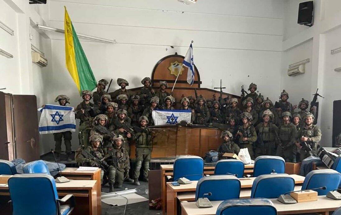 Foto soldati Israele in posa nell'aula Parlamento Gaza