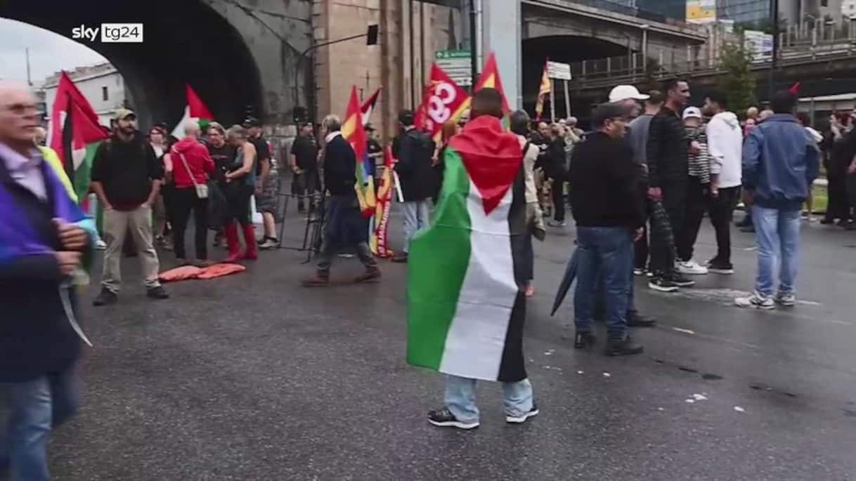 Genova, sciopero per Gaza: varchi portuali bloccati e cortei Genova, sciopero per Gaza: varchi portuali bloccati e cortei