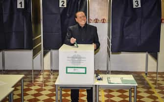 Silvio Berlusconi accompagnato dalla compagna Marta Fascina vota al seggio elettorale di via Fratelli Ruffini per le elezioni regionali in Lombardia, Milano, 12 Febbraio 2023. ANSA/MATTEO CORNER