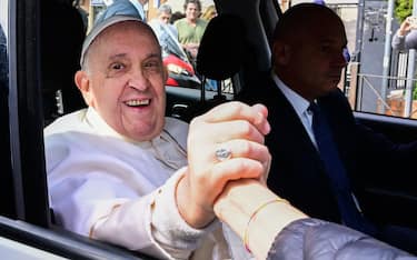 Pope Francis leaves the Gemelli hospital on April 1, 2023 in Rome, after being discharged following treatment for bronchitis. - The 86-year-old pontiff was admitted to Gemelli hospital on March 29 after suffering from breathing difficulties. (Photo by Tiziana FABI / AFP)