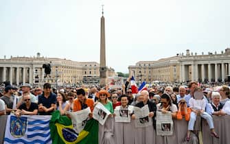 papa leone xiv regina caeli Faithful gather in St Peter's square on the day Pope Leo XIV leads the Regina Caeli prayer, in the Vatican, on May 11, 2025. (Photo by Alberto PIZZOLI / AFP)