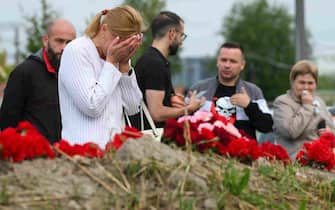 epa10817434 People bring flowers at an informal memorial next to the former 'PMC Wagner Centre' in St. Petersburg, Russia, 24 August 2023. An investigation was launched into the crash of an aircraft in the Tver region in Russia on 23 August 2023, the Russian Federal Air Transport Agency said in a statement. Among the passengers was Wagner chief Yevgeny Prigozhin, the agency reported.  EPA/ANTON MATROSOV