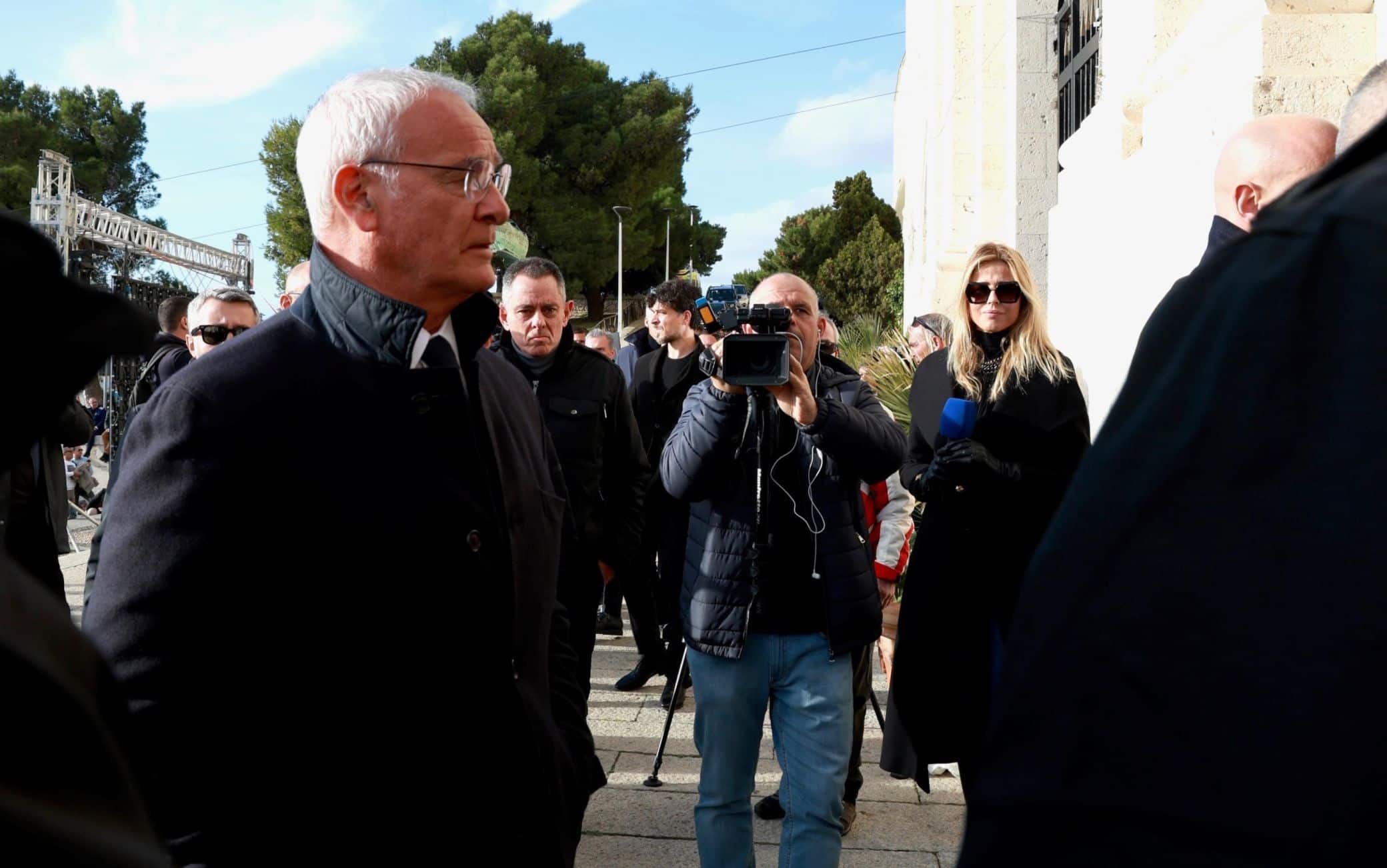In prima fila l'allenatore Claudio Ranieri e il presidente Tommaso Giulini.