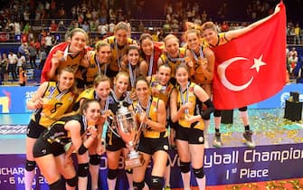 BUCHAREST, ROMANIA - MAY 06: VakifBank Istanbul's players pose with the trophy after winning the Gold medal following the match between CS Volei Alba Blaj (ROM) and VakifBank Istanbul (TUR) within the CEV Volleyball Champions League Final Four at the Polyvalent Hall in Bucharest, Romania, on May 06, 2018.


 (Photo by Alex Nicodim/Anadolu Agency/Getty Images)
