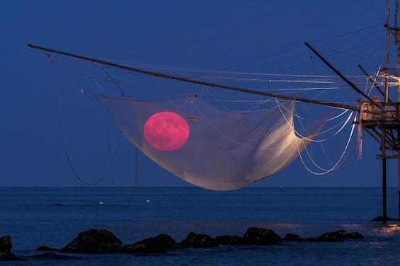 Abruzzo, la Luna sulla Costa dei Trabocchi è la Abruzzo, la Luna sulla Costa dei Trabocchi è la