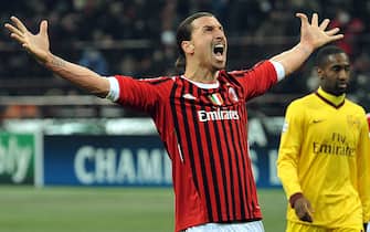Ac Milan Swedish forward Zlatan Ibrahimovic celebrates with teammates after scoring on penalty a 4-0 after scoring during a Champions League round of sixteen first leg matchbetween AC Milan and Arsenal at the Giuseppe Meazza stadium in Milan, Italy, 15 February 2012. ANSA/DANIEL DAL ZENNARO