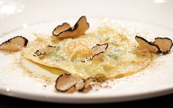 Raviolo con tuorlo liquido