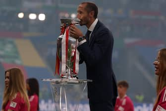 epa11478273 Italian former soccer player Giorgio Chiellini, captain of Italy's team that won the previous tournament, brings the Henri Delaunay trophy to the pitch ahead of the UEFA EURO 2024 final soccer match between Spain and England, in Berlin, Germany, 14 July 2024.  EPA/CHRISTOPHER NEUNDORF